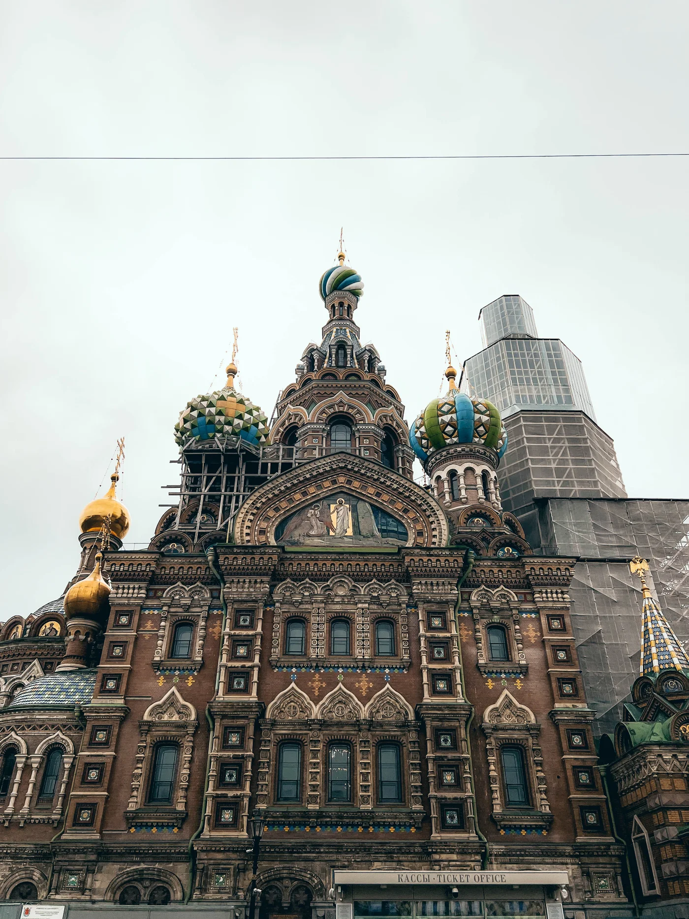 Спас на Крови со стороны набережной; на снимке видны строительные леса