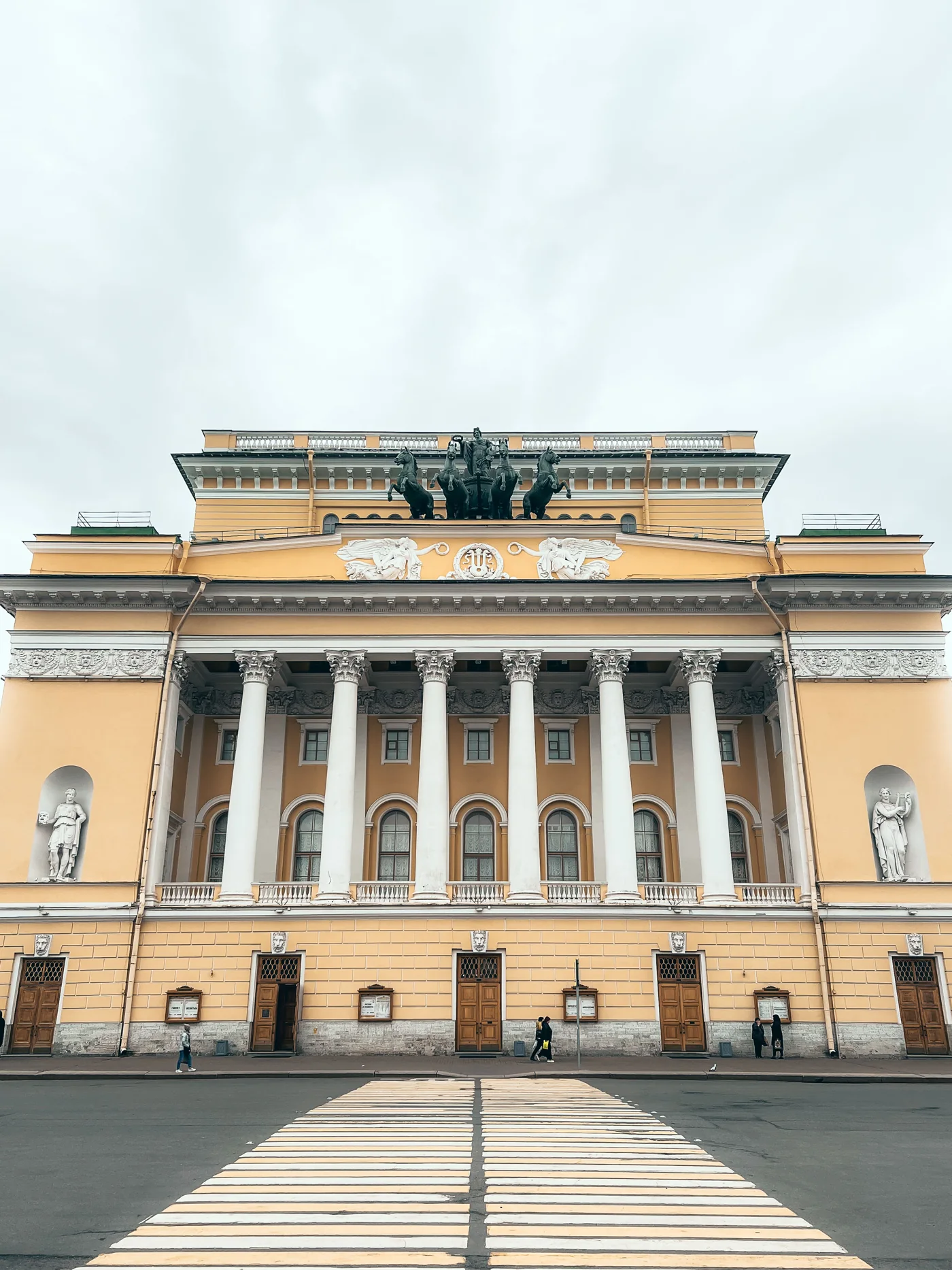 Колонны и скульптурное завершение Александринского театра