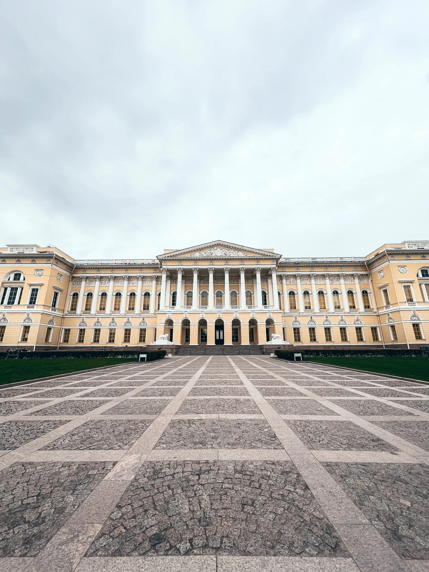 Михайловский дворец и мощение перед парадным фасадом