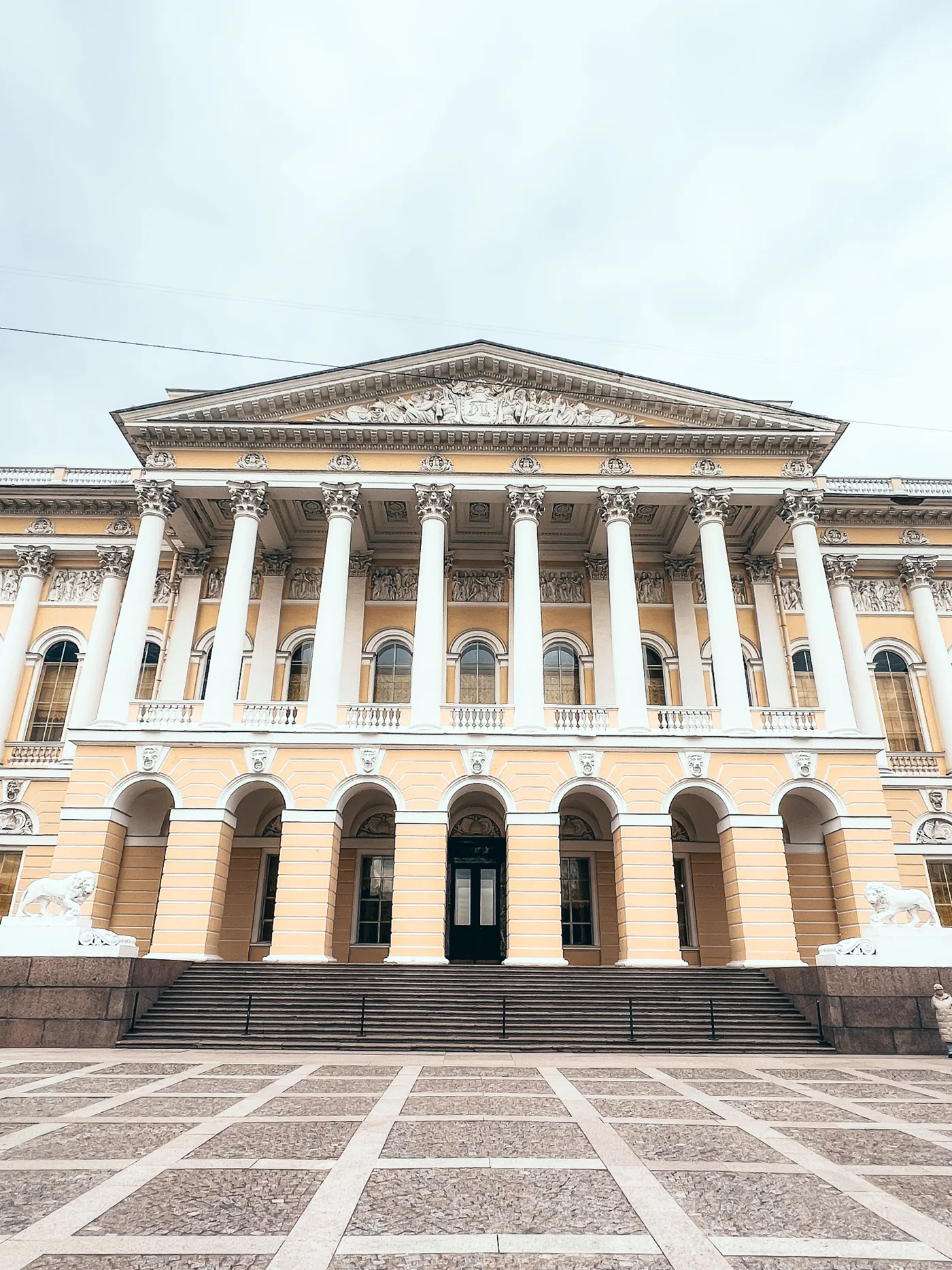 Колонны, фронтон и лестница Михайловского дворца