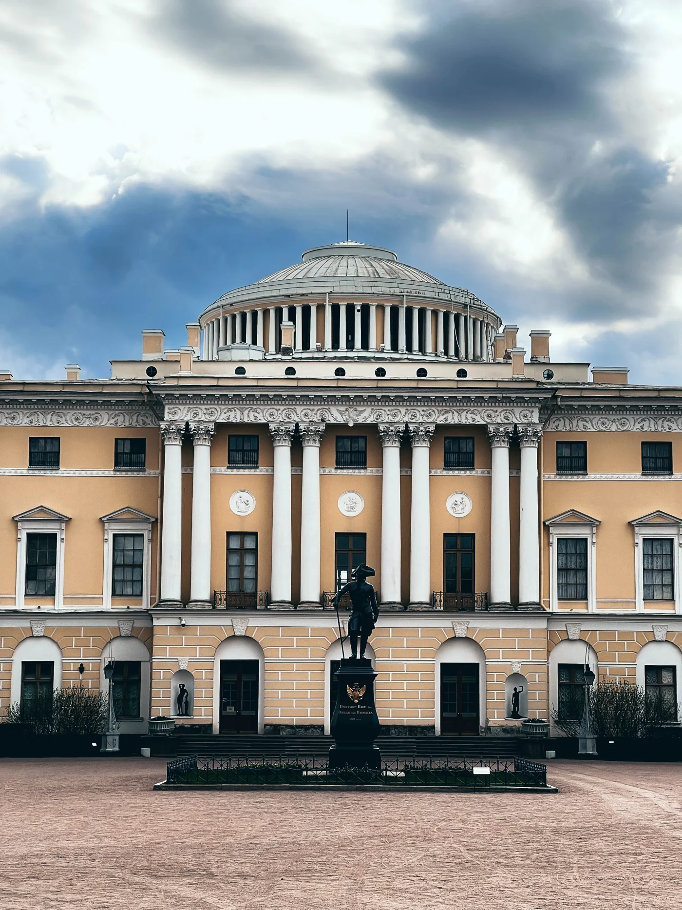 Памятник перед колоннами центрального фасада