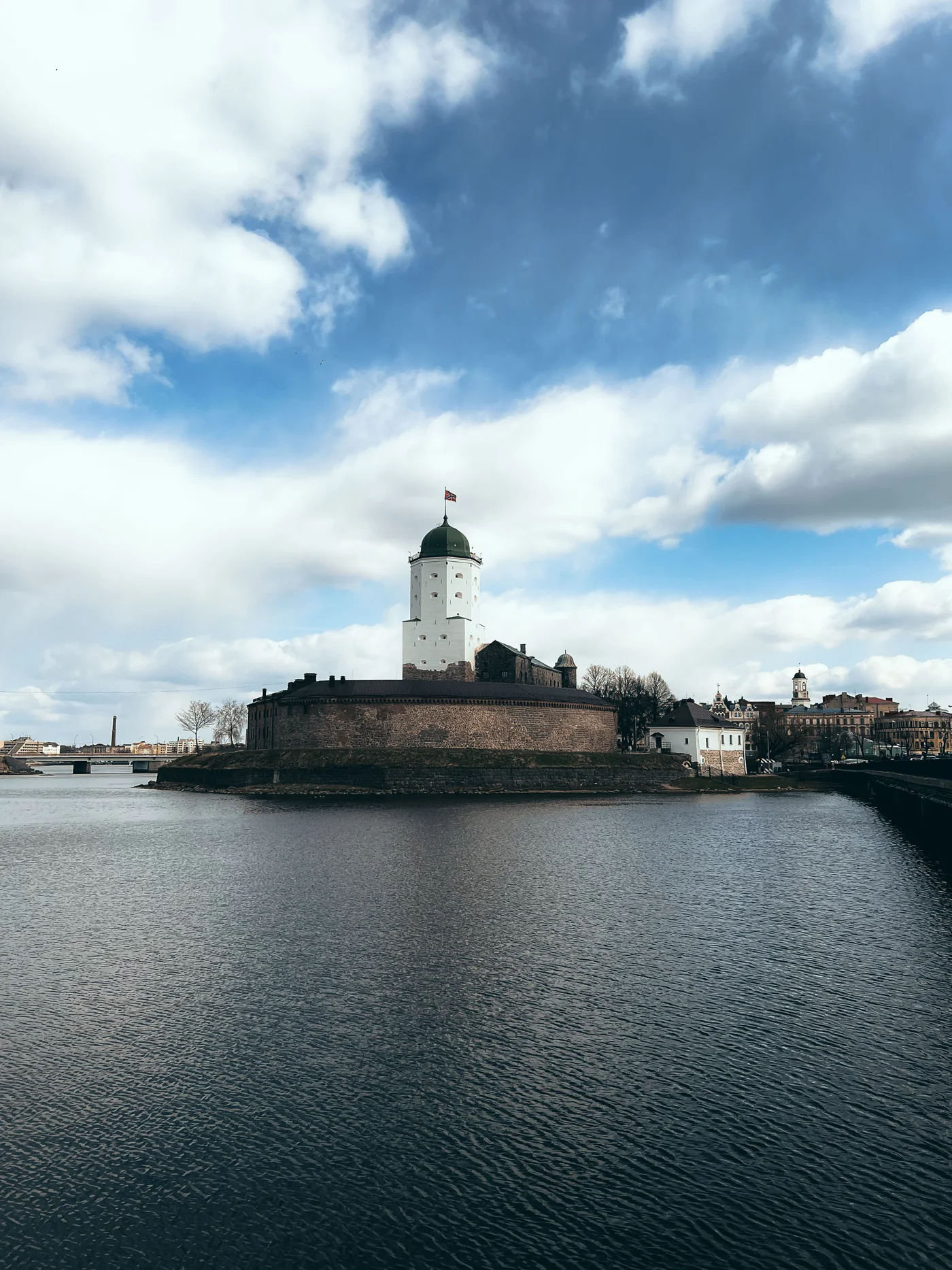 Замковый остров, окружённый водой