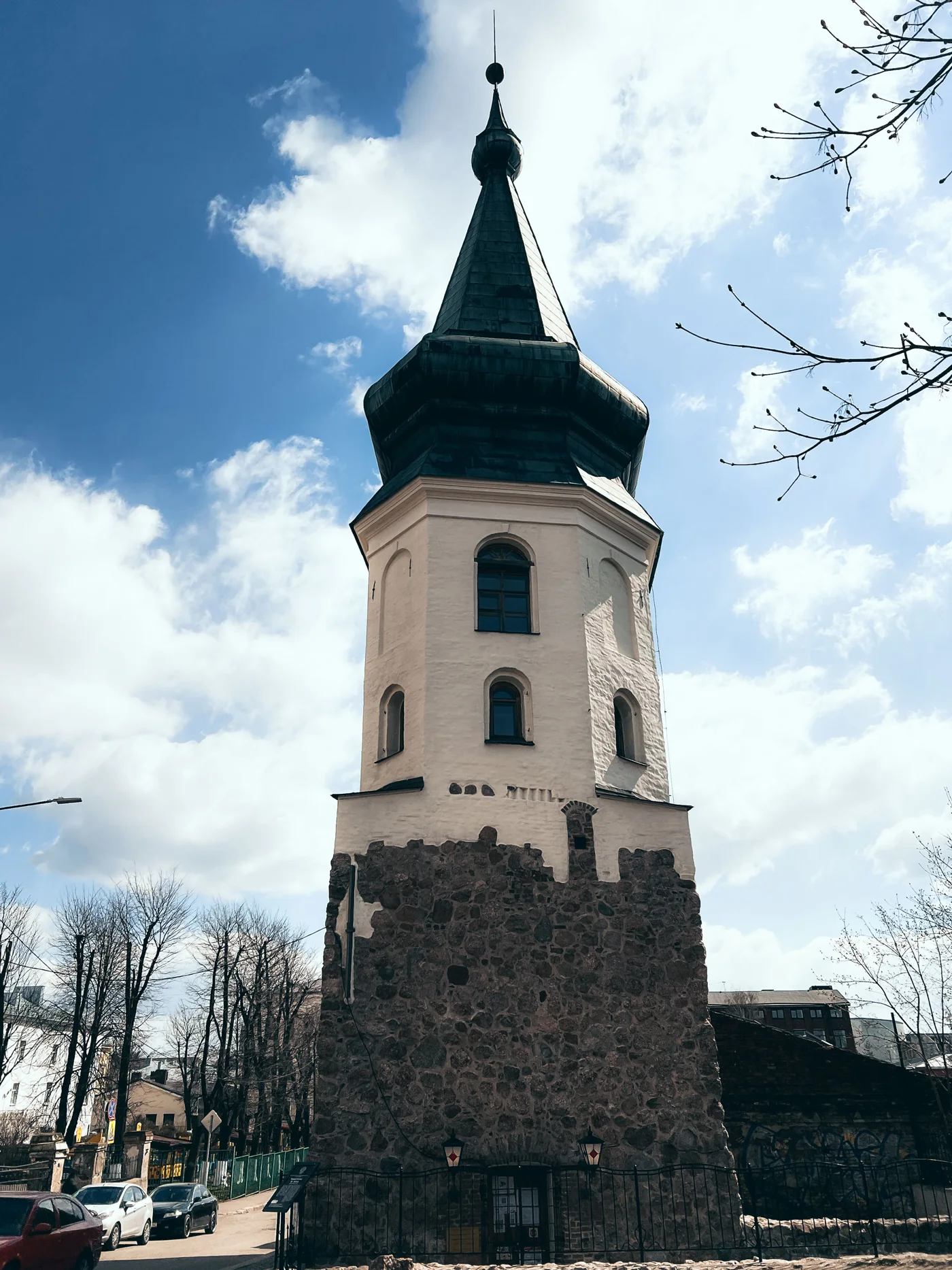 Каменное основание со стороны зелёного участка