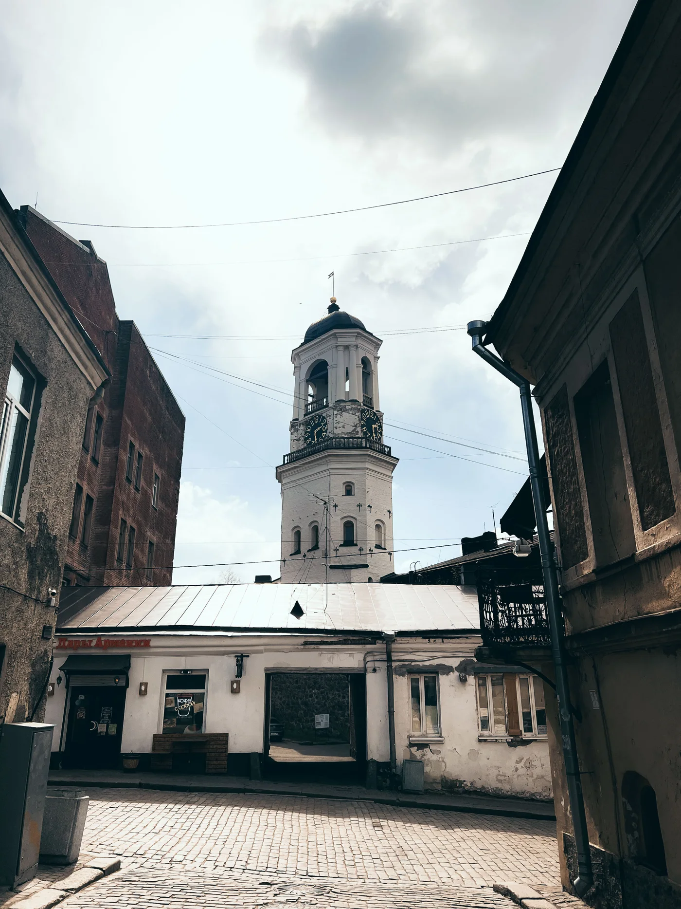 Башня в перспективе старого городского двора