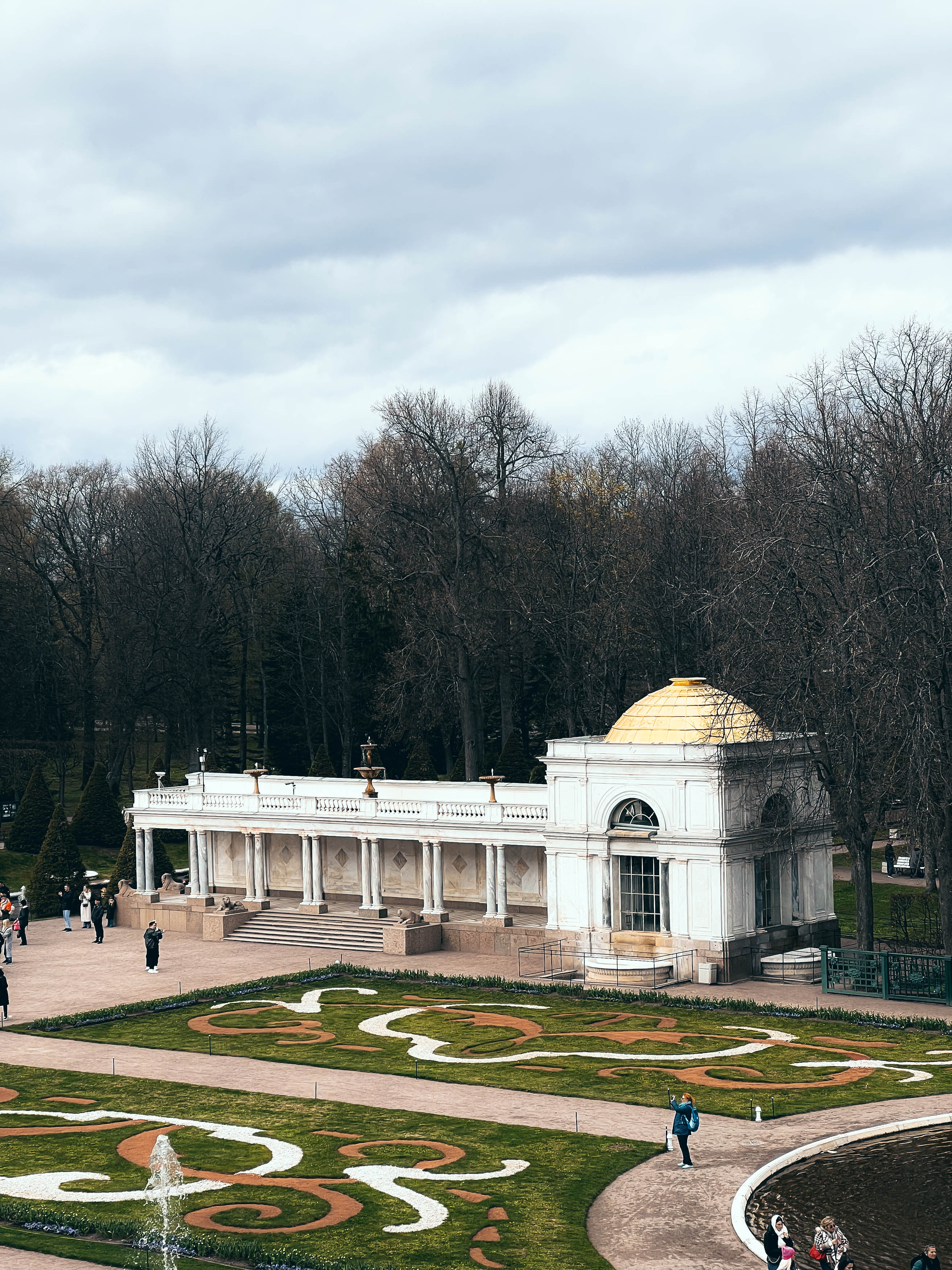 Воронихинские колоннады в Петергофе: история и фонтаны