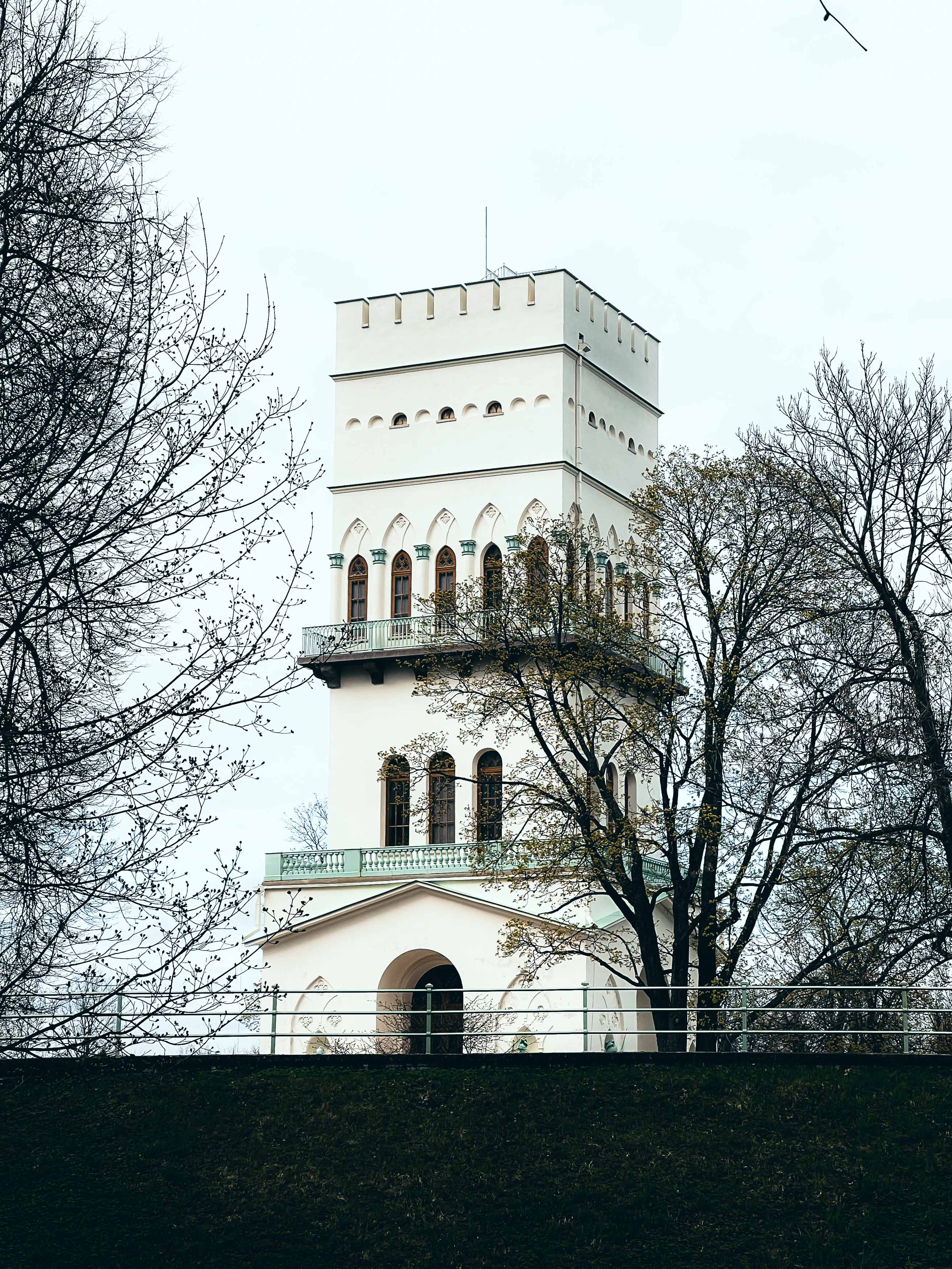 Белая башня в Александровском парке