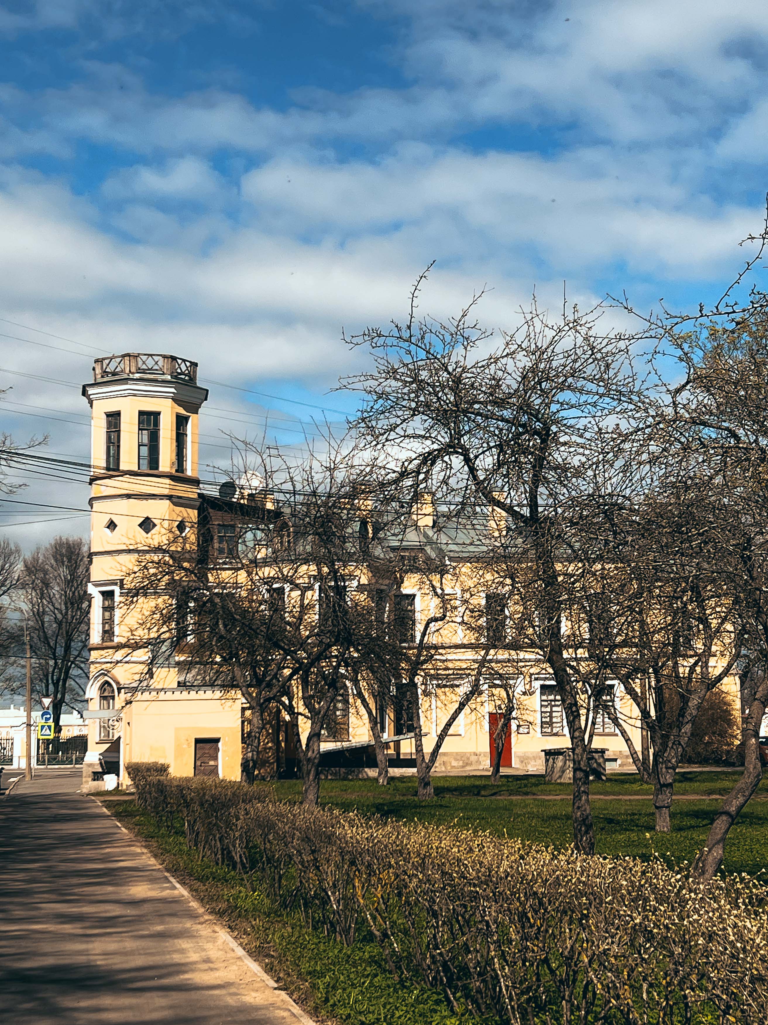 Дом Трувеллера в Петергофе · фото из поездки