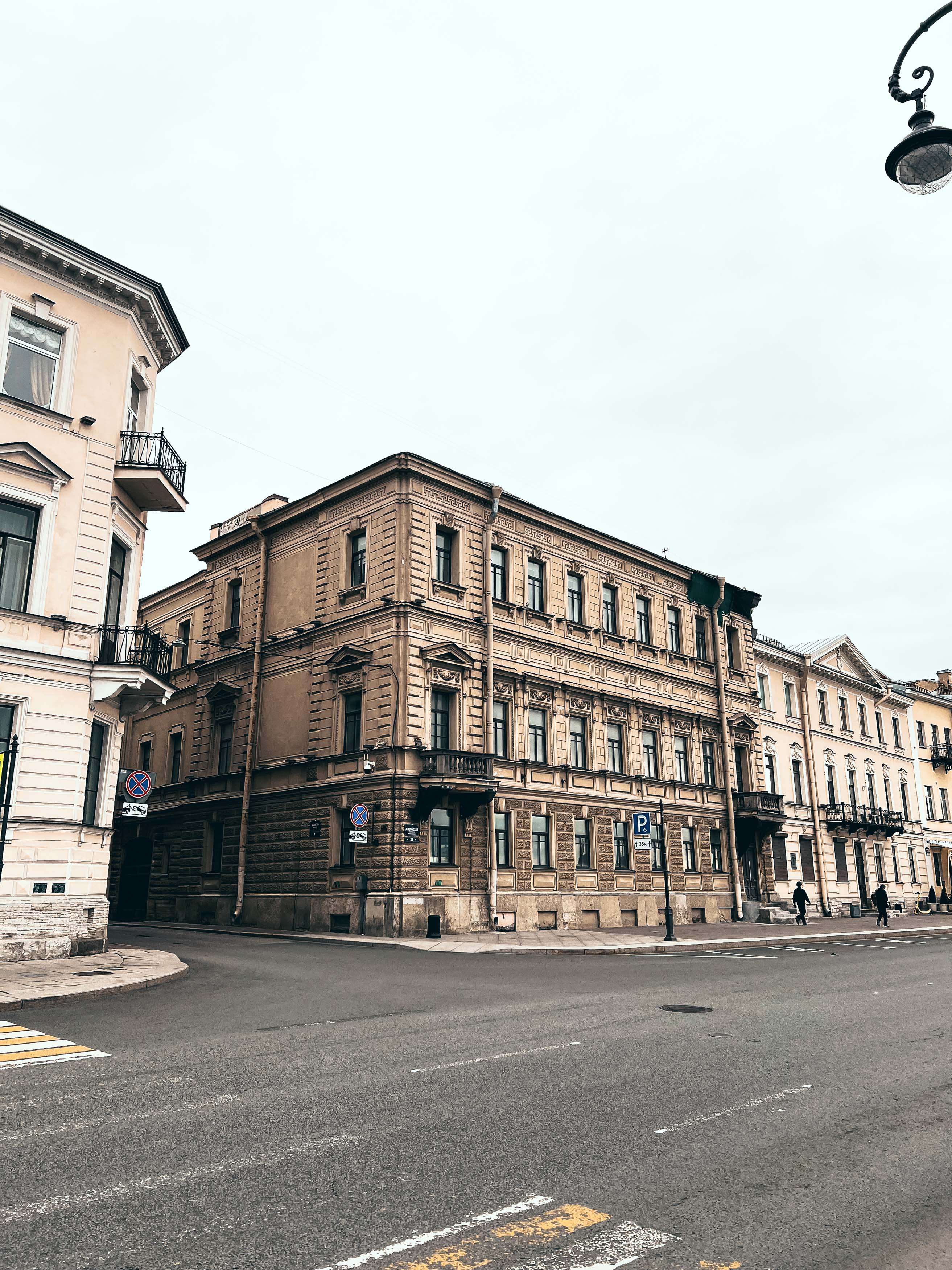 Дом Лейхтенбергского на Английской набережной, 22