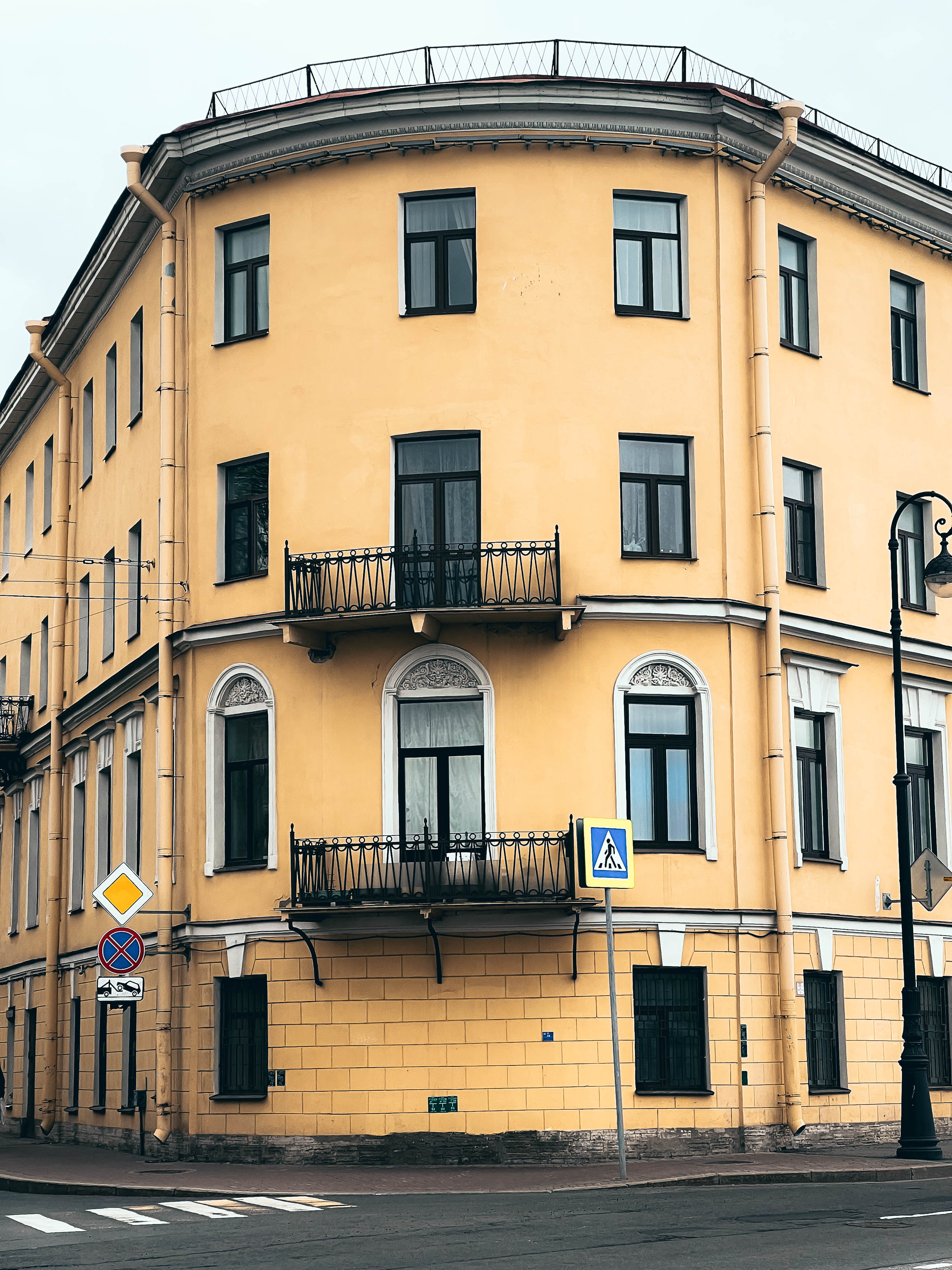 Дом Грибанова на набережной Макарова, 18 · фото из поездки