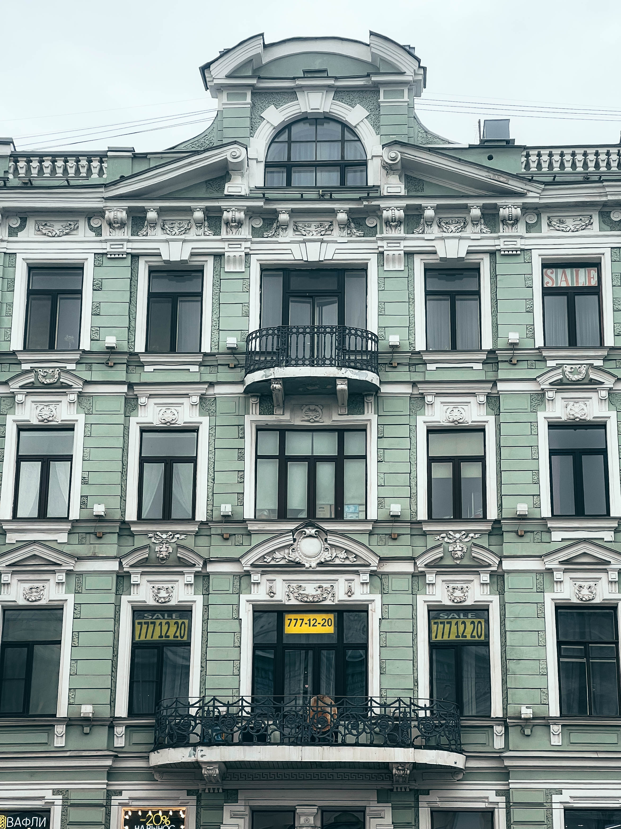 Дом Меншикова на Невском, 64: эркеры и литературная история