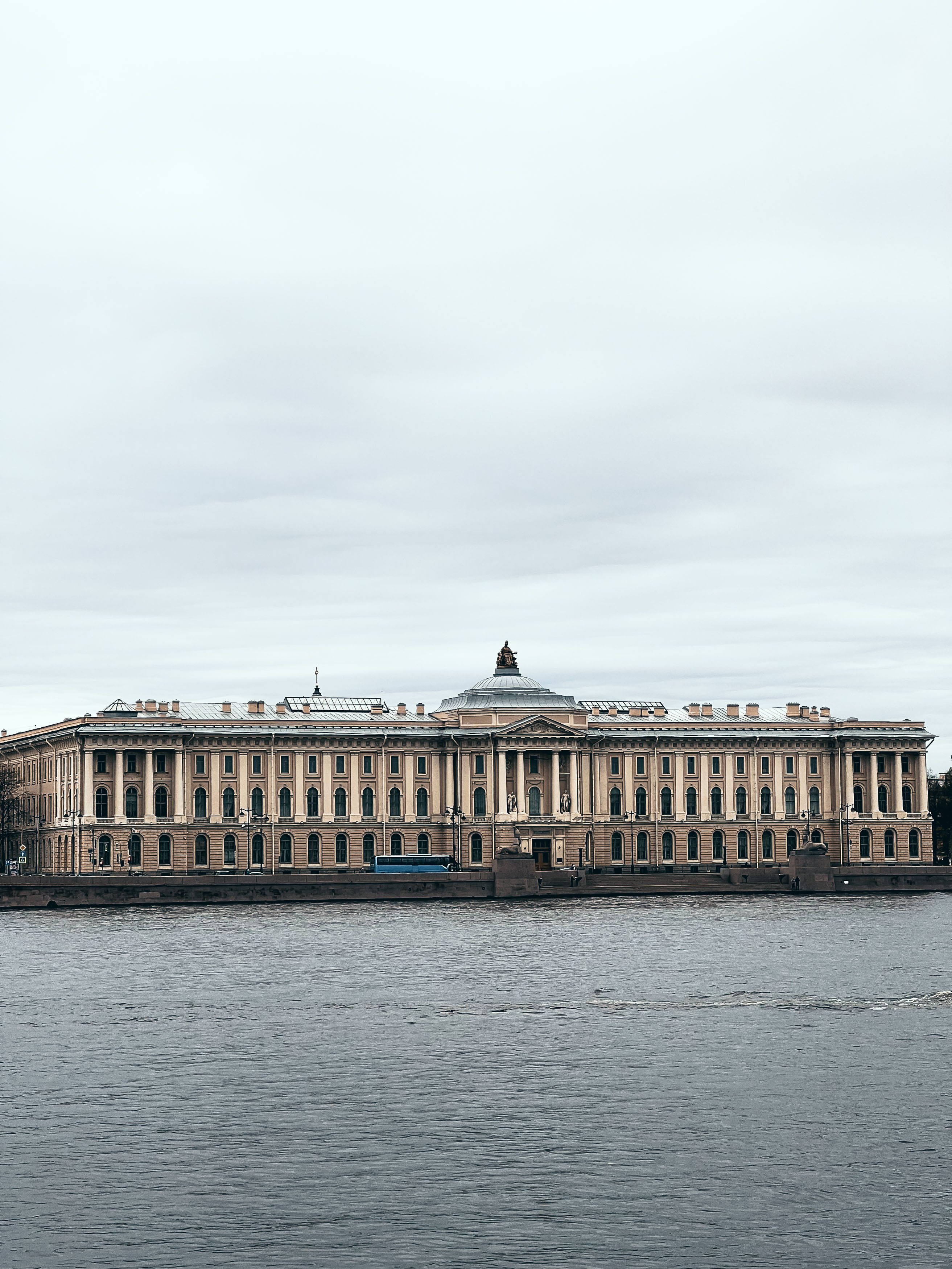 Академия художеств в Петербурге: здание у Невы