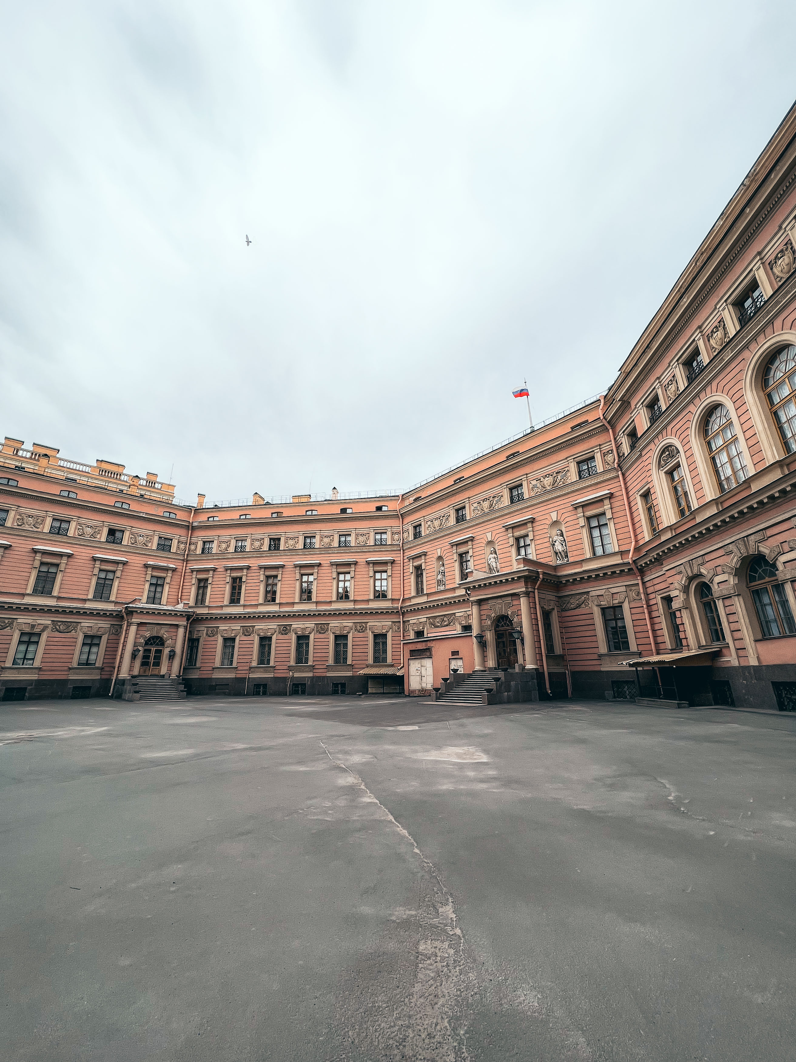 Михайловский замок в Петербурге