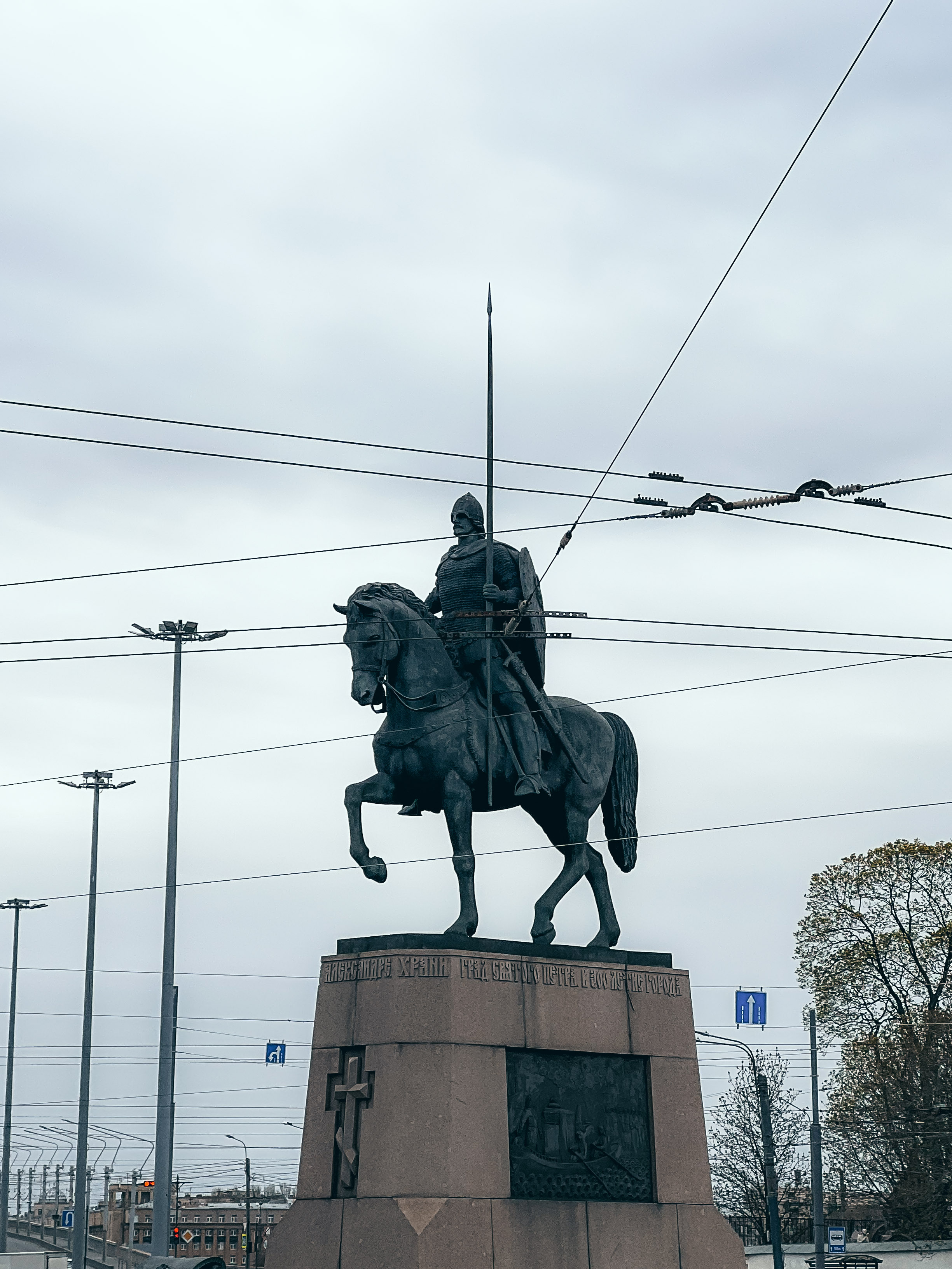Памятник Александру Невскому: всадник перед лаврой