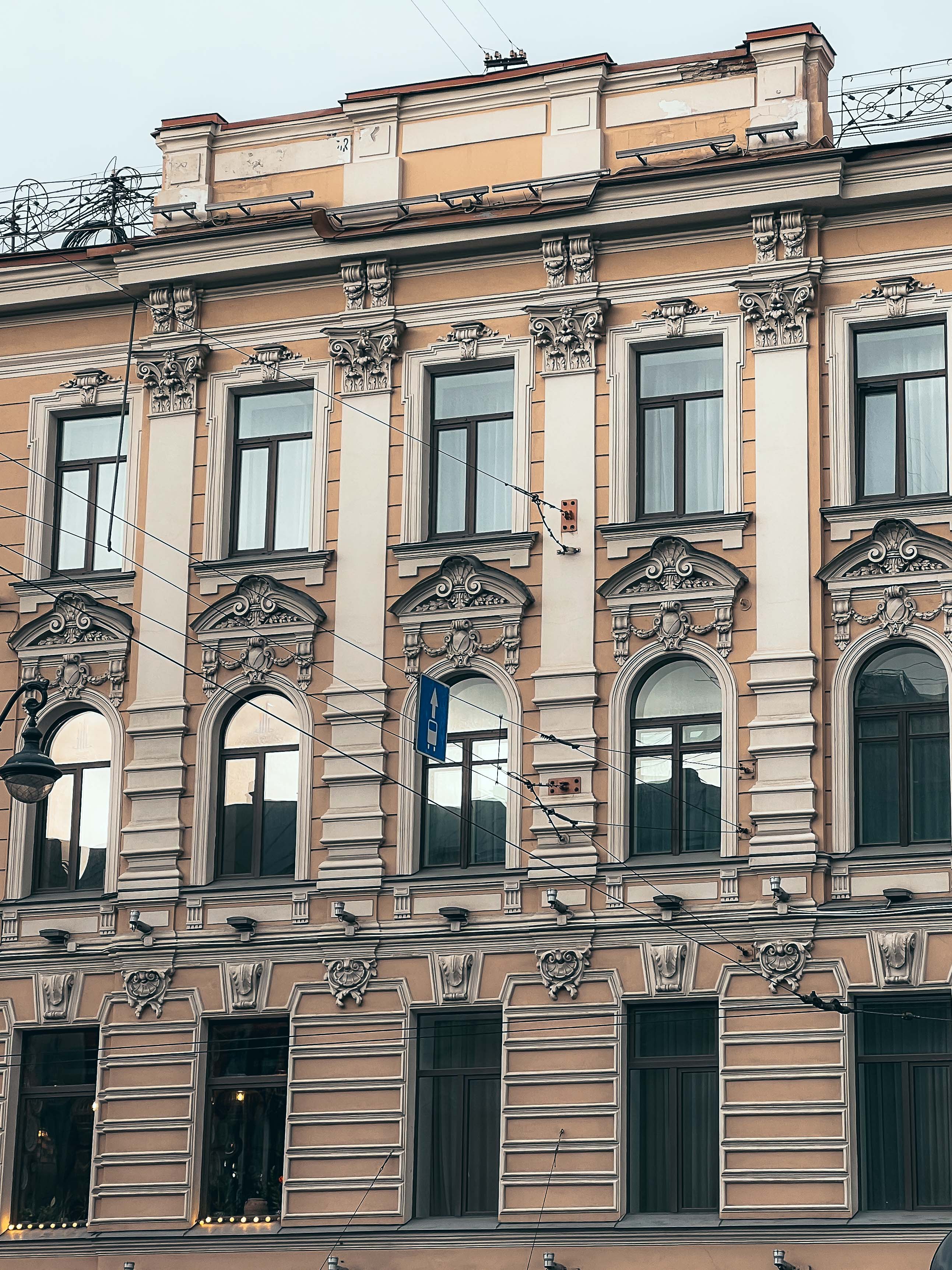 Дома Меняевых на Невском: два фасада и корпус Шретера