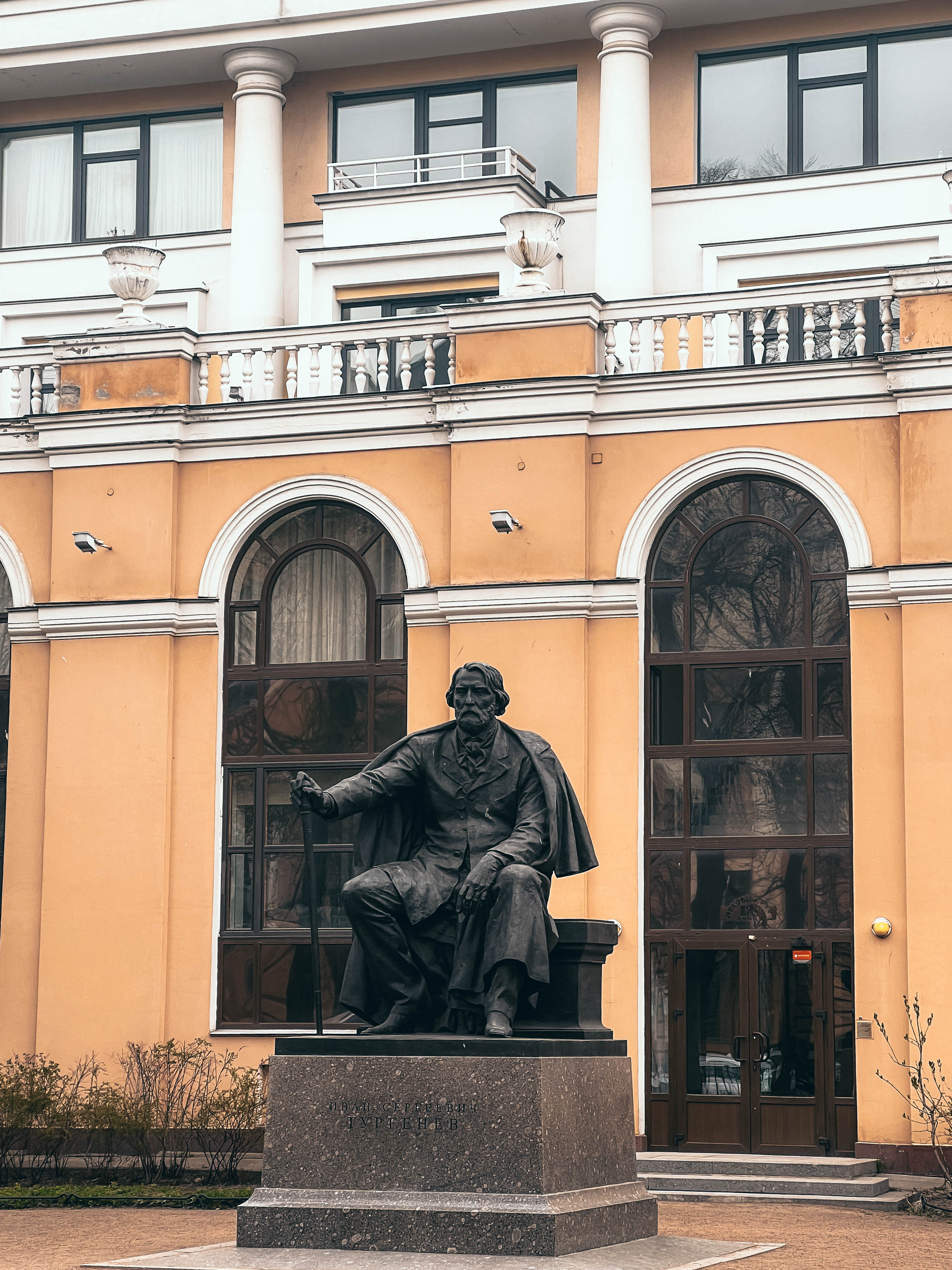 Памятник Тургеневу