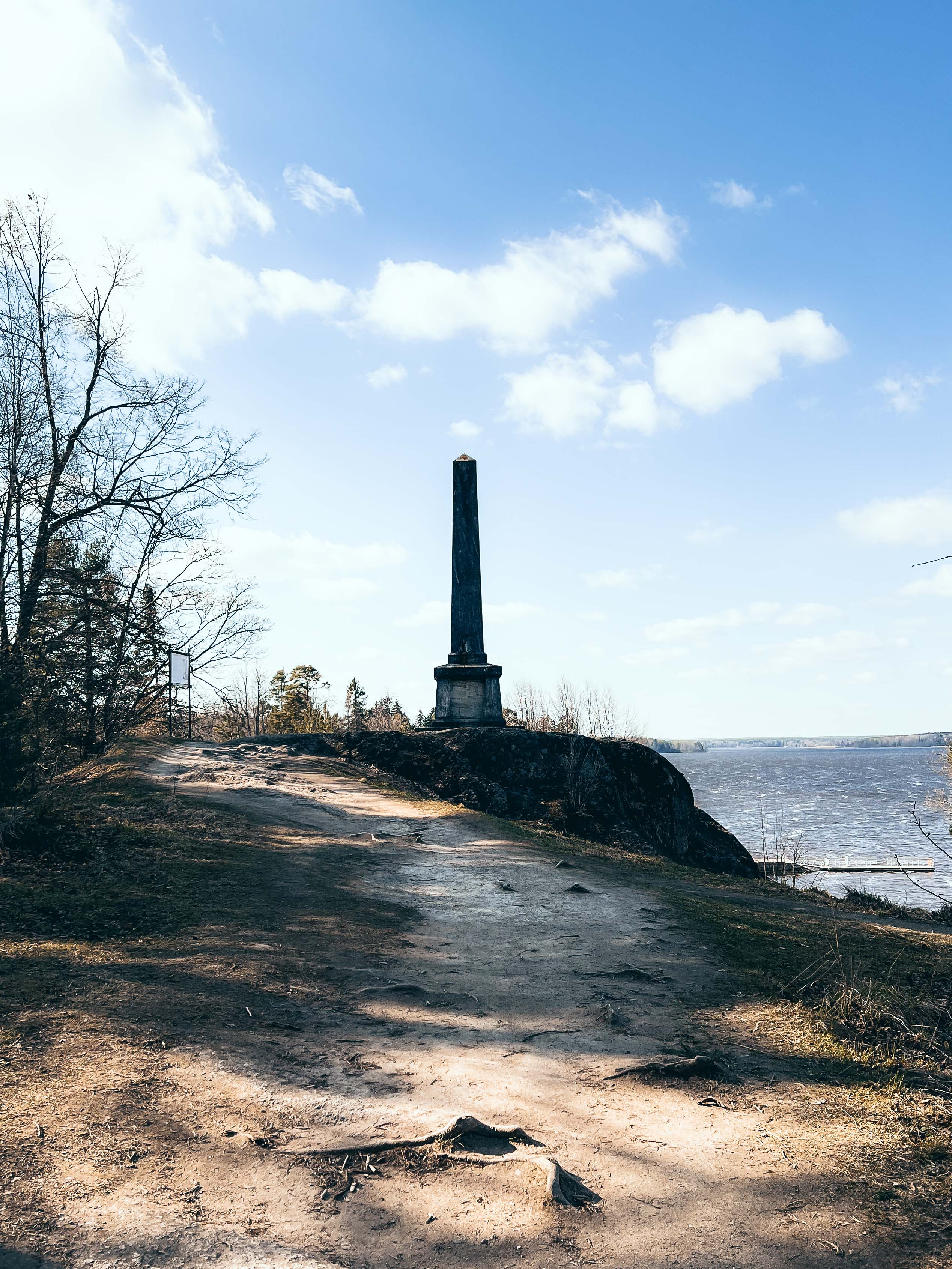 Памятный обелиск в историческом ландшафте парка